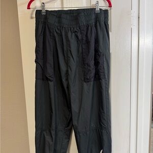 Nike black running pants. Elastic waist and ankles. Front pockets. Large GUC